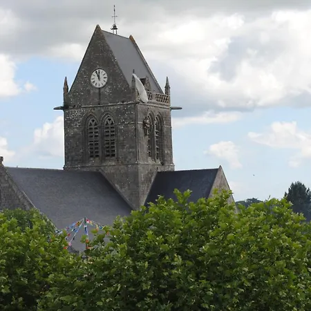 De La Place De L'eglise Sainte-Mere-Eglise