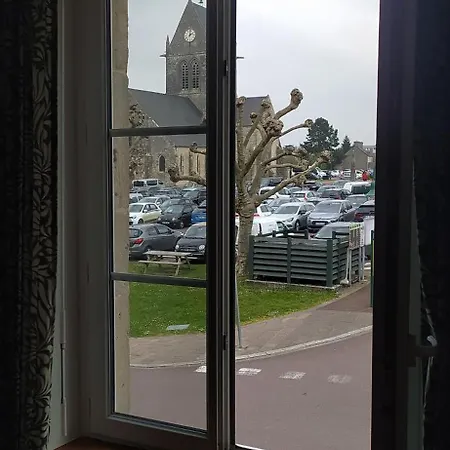 De La Place De L'eglise * Sainte-Mere-Eglise